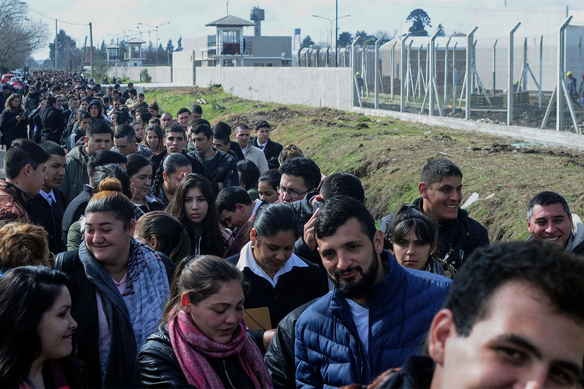 Desesperación laboral: más de un kilómetro de cola para trabajar en la cárcel