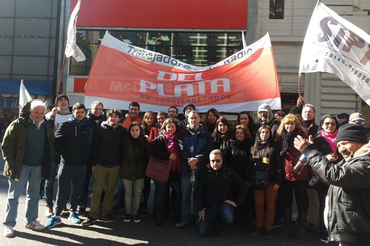Radio del Plata: tras amenazas de licencias masivas, los trabajadores mantienen la señal en el aire