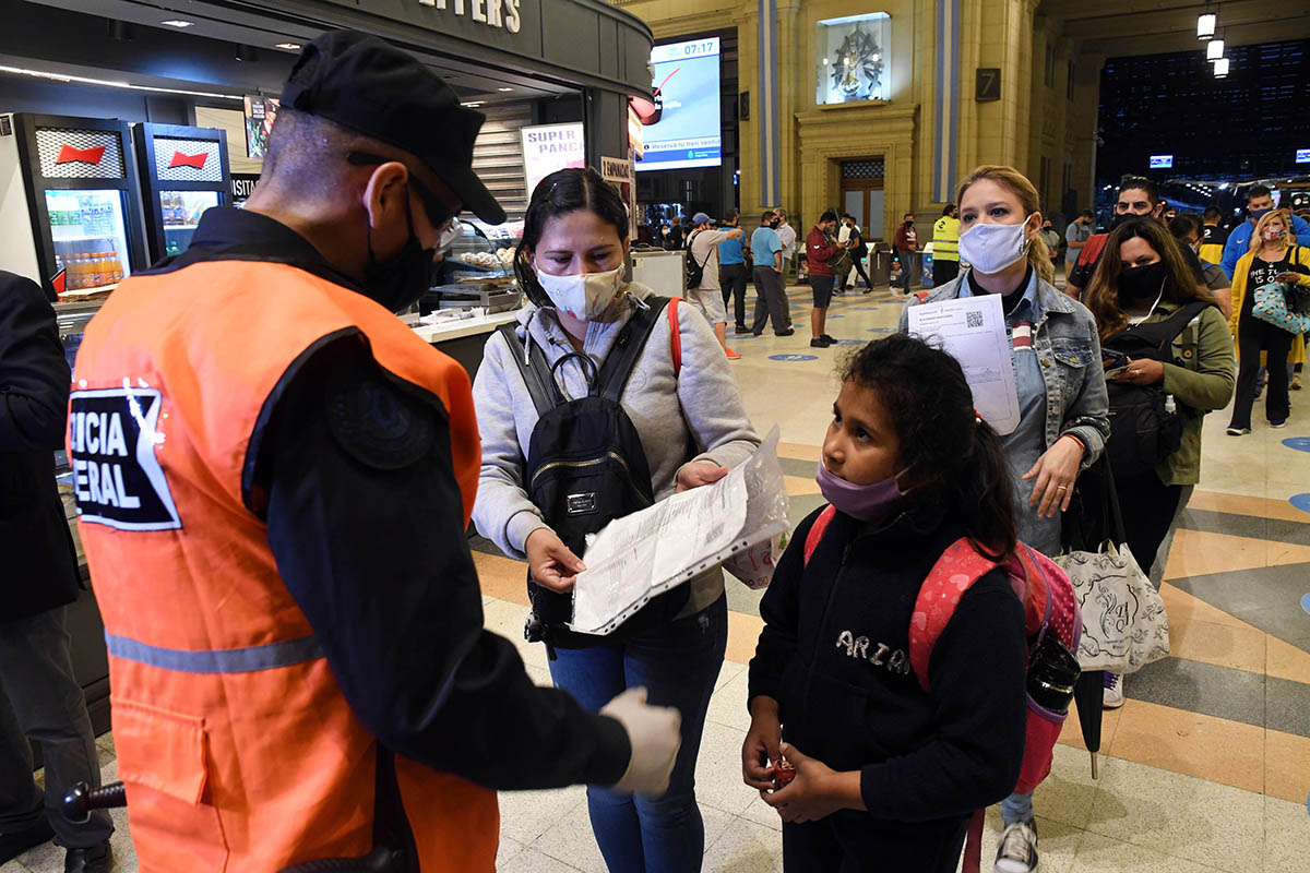 Fuertes controles en el transporte público, la circulación y la nocturnidad