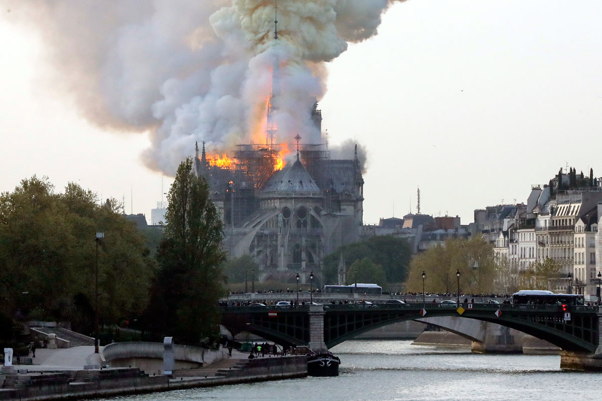 Ardió Notre Dame, un símbolo de París, pero habrían «salvado la estructura»