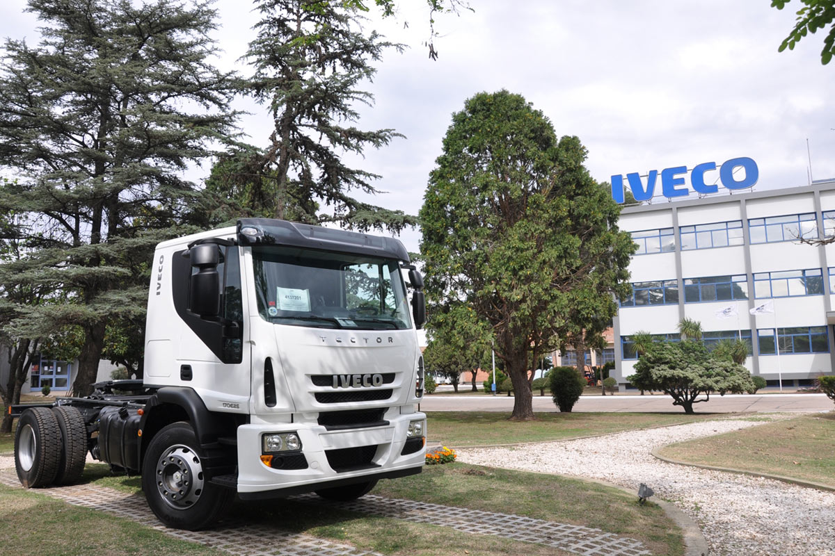 La industria automotriz sigue en caída libre y sin freno: Iveco suspende 900 operarios