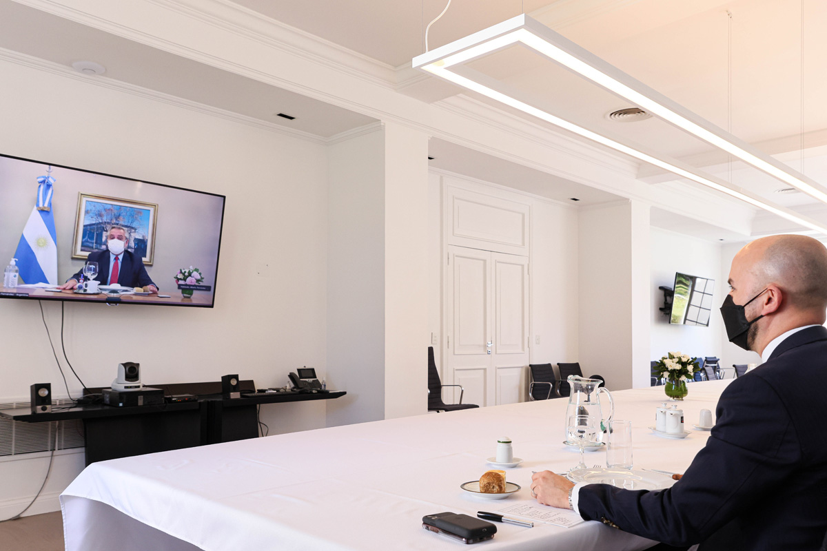 Alberto, Biden y su asistente: qué hay detrás del acercamiento de Argentina a los EE UU