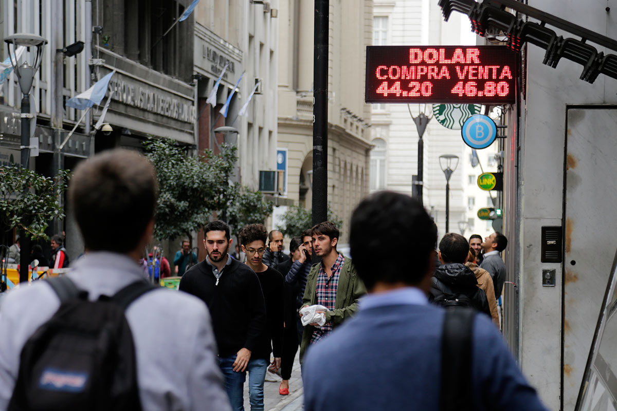 Inquietud por la intervención de fondos buitre en la segunda corrida consecutiva contra el peso