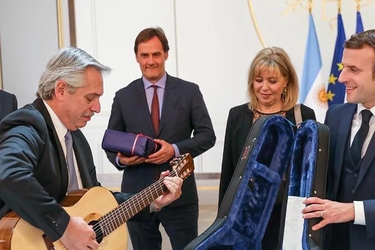 Es argentino y fabricó la guitarra que Macron le regaló a Alberto: «Me gustaría saber qué le pareció al presidente argentino»