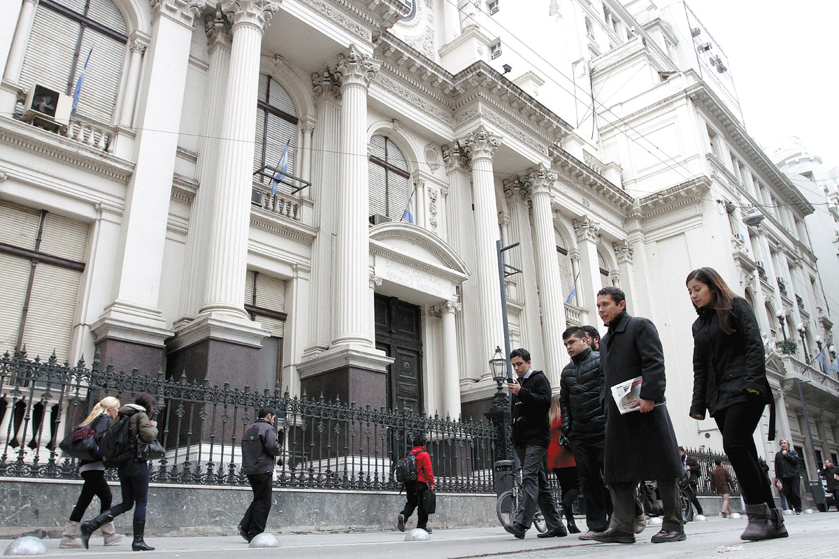 El gobierno paga tasas de hasta 60% anual para cancelar las Lebac