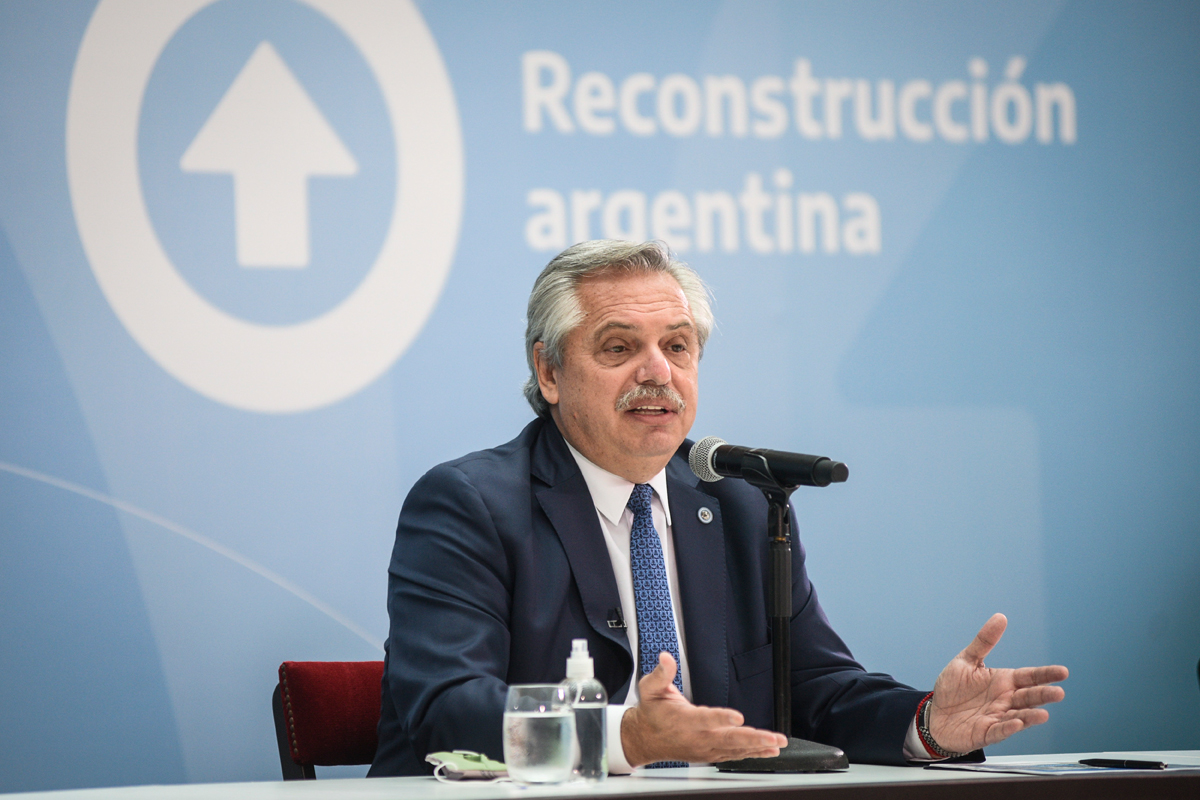 Fernández anuncia una inversión de 77.200 millones de pesos en obras y créditos para construir viviendas