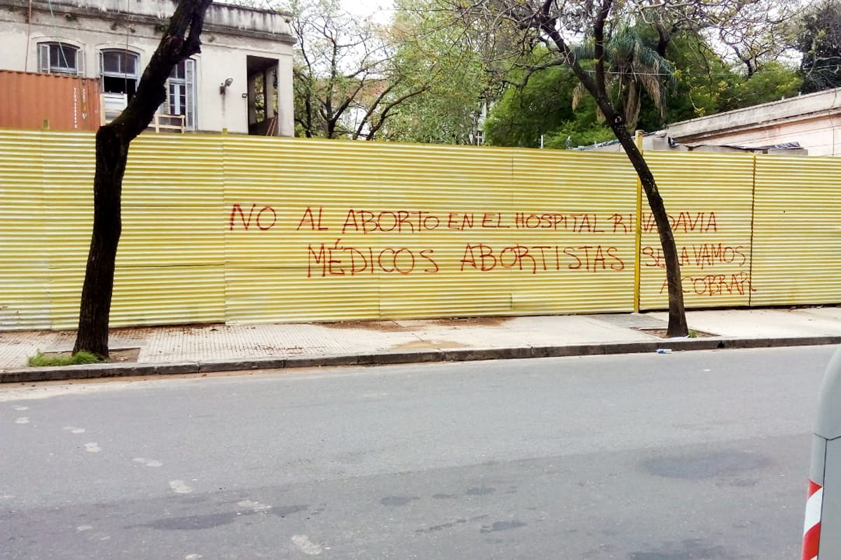 El gobierno porteño firmó un convenio para difundir un 0800 antiderechos en los hospitales públicos