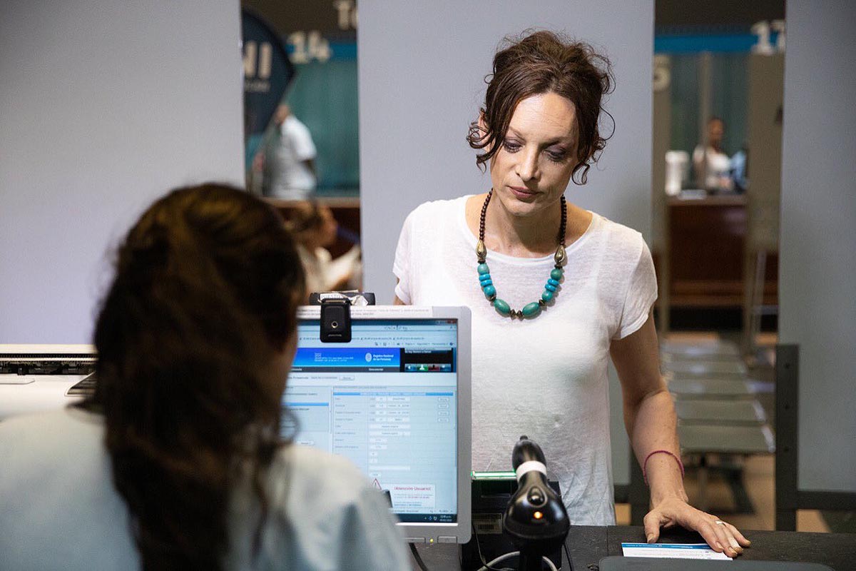 El presidente entrega el DNI 9.000 con identidad autopercibida