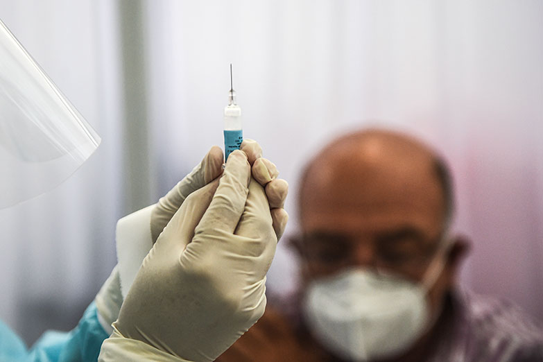 El gobierno encamina un acuerdo con China para recibir un millón de vacunas