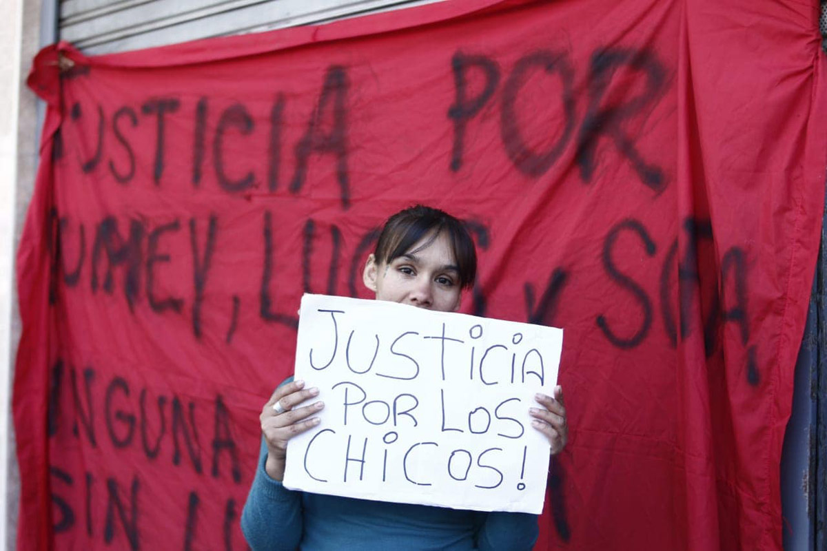 Los peligros de la pobreza: murieron tres chicos obligados a alumbrarse con velas