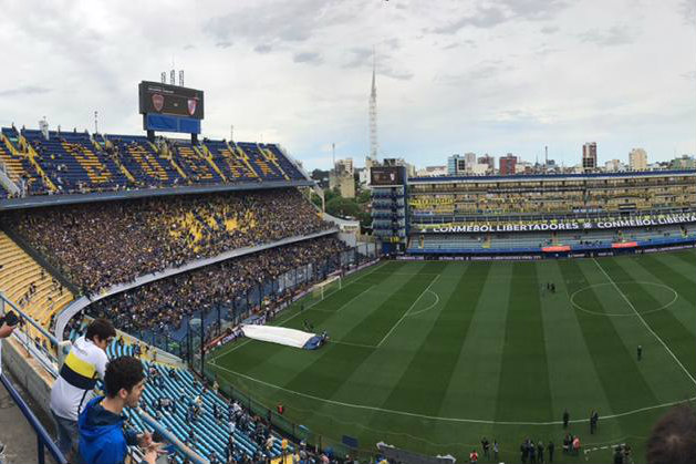 La Bombonera abrió sus puertas media hora antes y en el Monumental el banderazo desbordó los controles