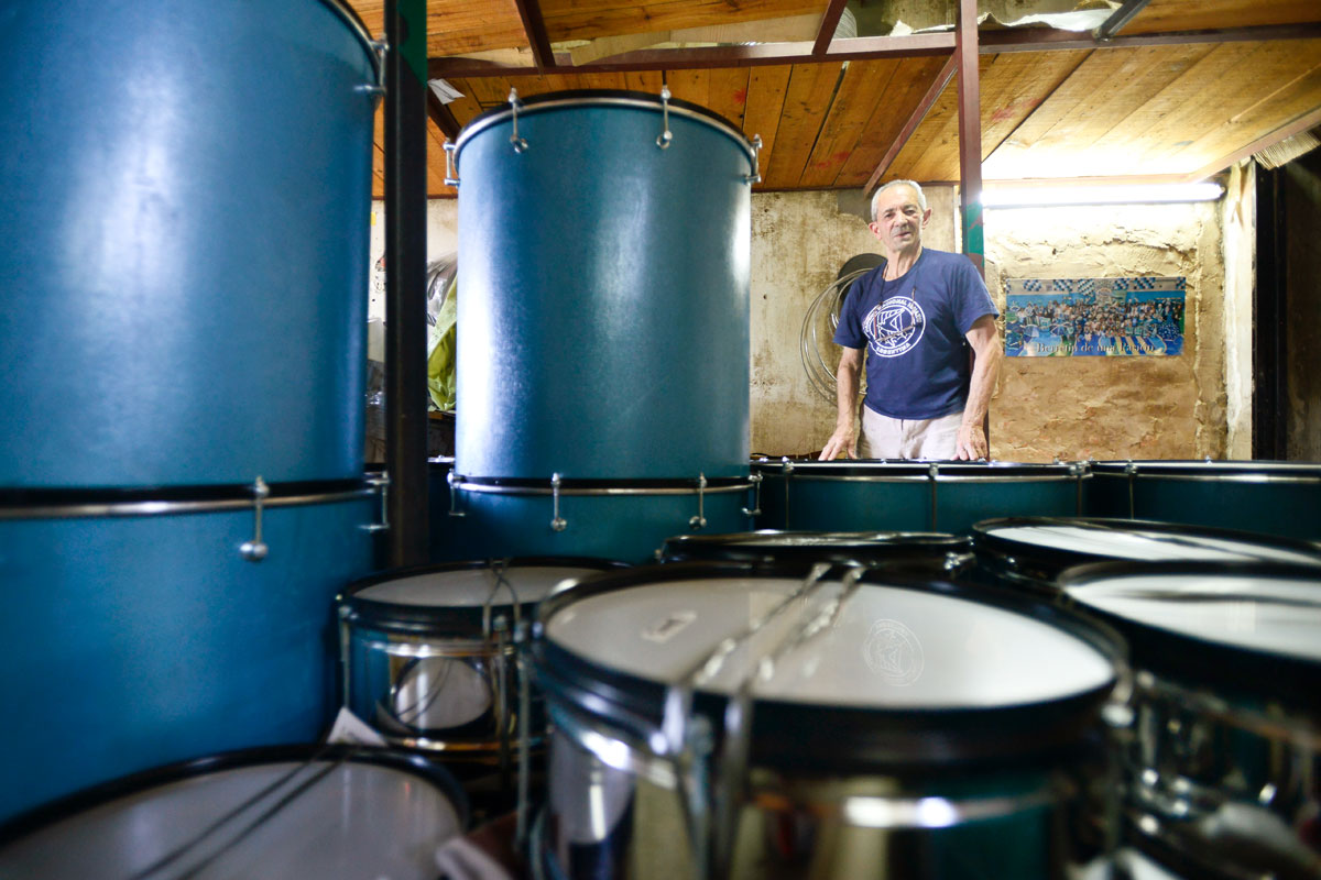 El señor de los bombos le pone ritmo al Carnaval