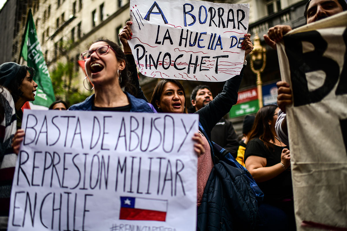 Represión y detenidos en la protesta frente al consulado de Chile en Buenos Aires