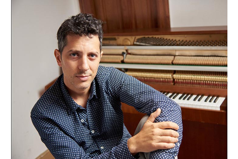 Música de raíz folklórica y  sello personal