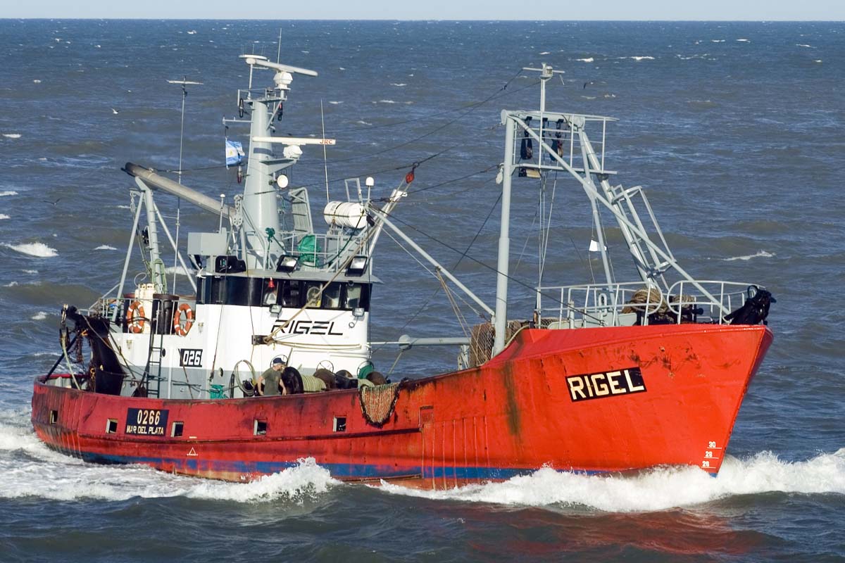 Denuncian falta de controles en el buque pesquero perdido