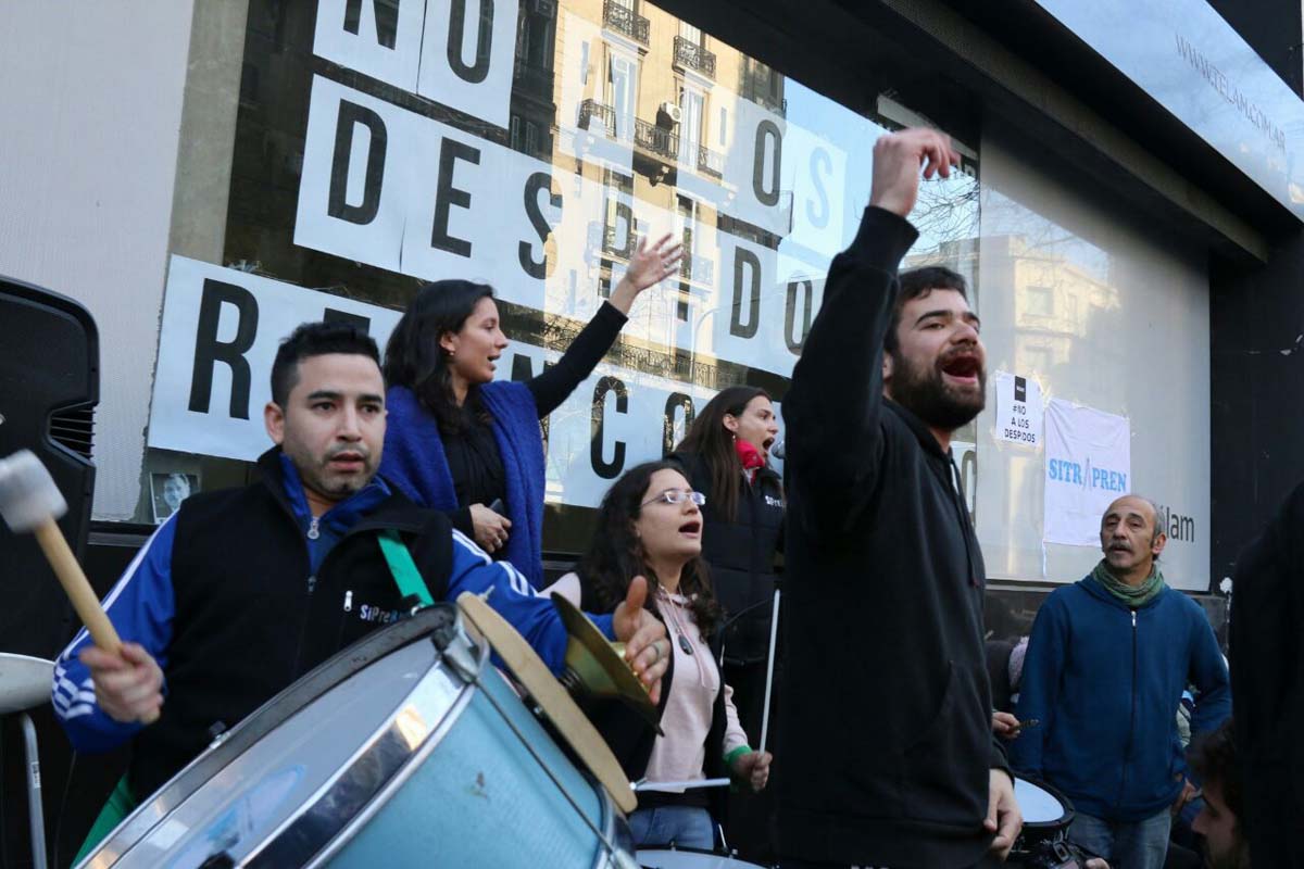 Trabajadores de Télam marcharon al CCK y continúan el paro y la ocupación