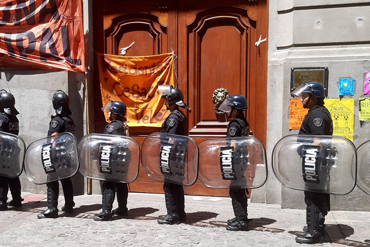 Mientras la policía reprimía a los residentes, el larretismo votó una ley que los precariza