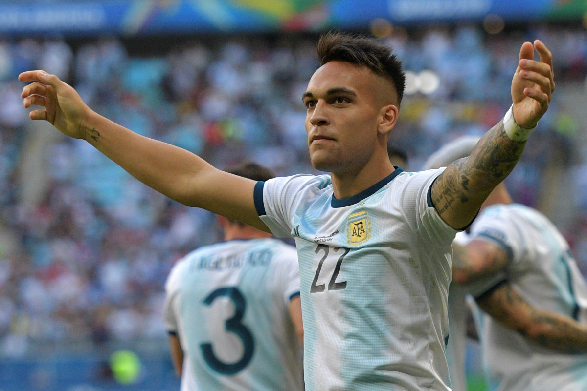 Sin jugar nada bien, Argentina venció 2 – 0 a Qatar y avanzó a cuartos de final en la Copa América