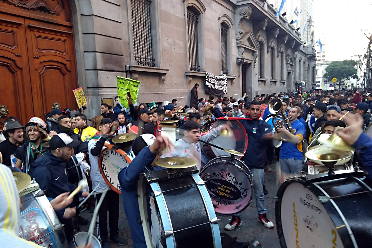 Artistas callejeros protestaron contra la reforma de Rodríguez Larreta