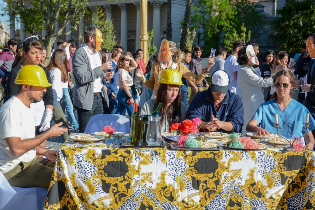 Docentes universitarios protestaron en Plaza de Mayo con una parodia a Mirtha Legrand