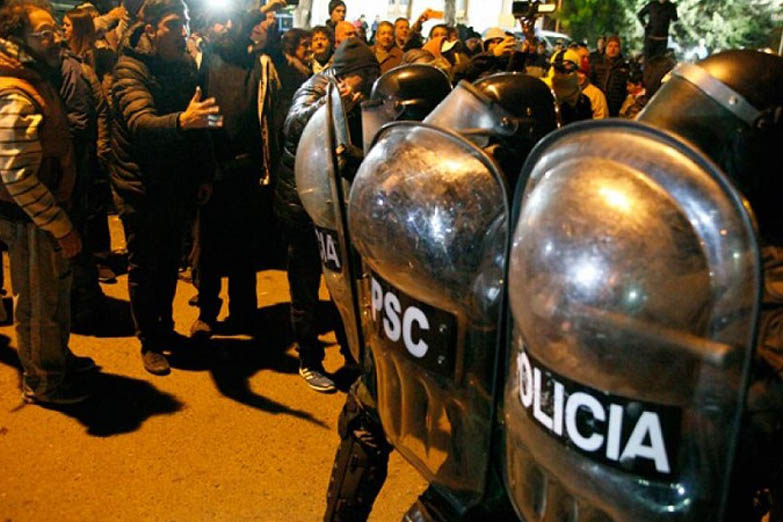 Con insultos homofóbicos, la Policía de Salta reprimió a jóvenes en un festival