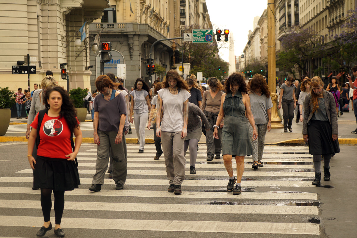 Una pequeña orquesta, sonámbula y zombies intervinieron la Plaza de Mayo contra el G20