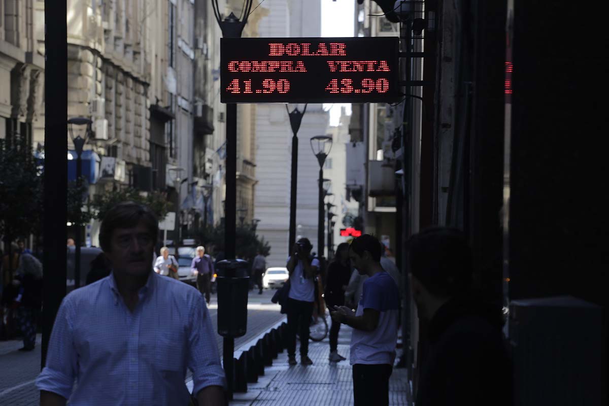 El dólar no tiene freno y ya roza los $ 45