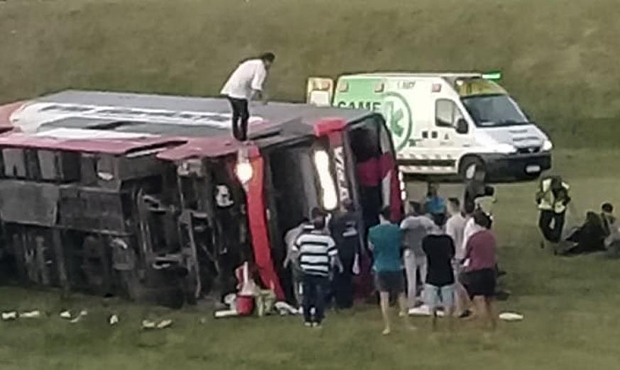 Dos muertos y 30 heridos al volcar un micro de pasajeros en la autovía 2