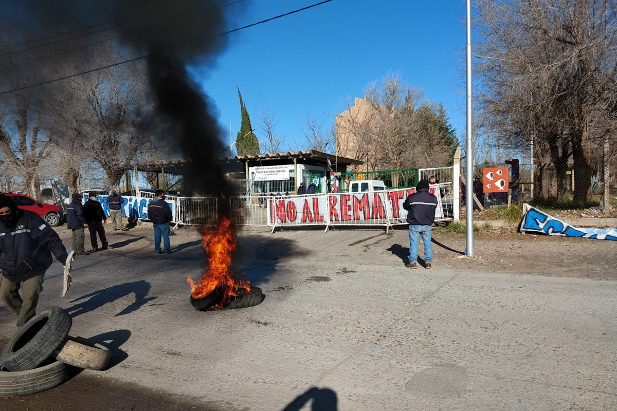 Reclamo sindical contra el desalojo de la fábrica recuperada Cerámica Neuquén