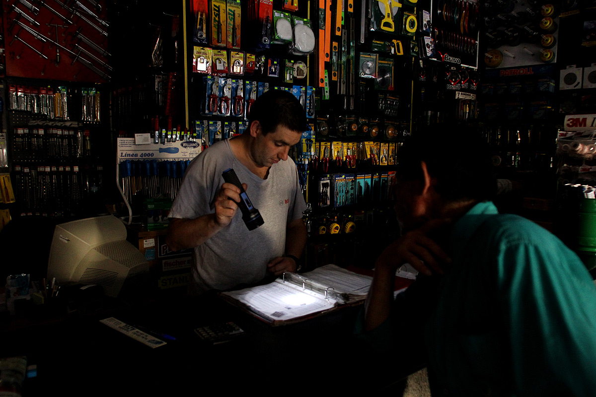 Casi 50 mil usuarios continúan sin luz en la Ciudad y el Conurbano