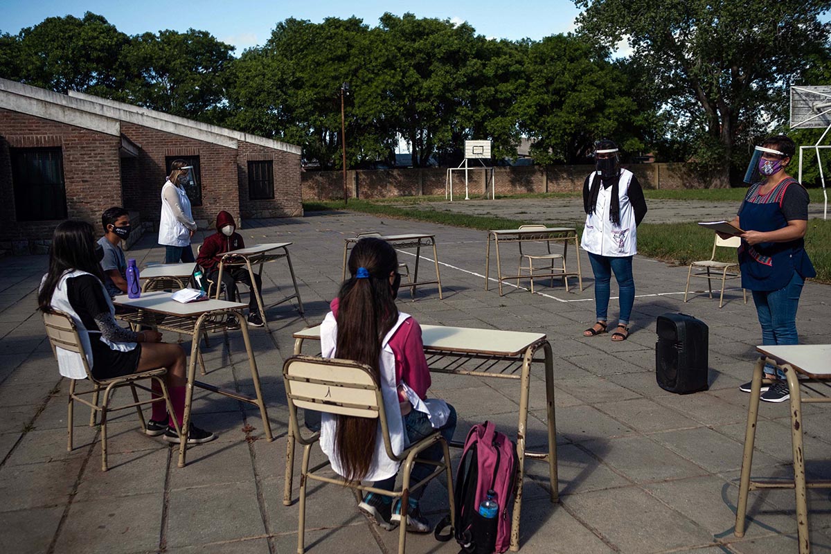 Ya son al menos 15 los docentes contagiados y desde Ciudad aclaran que las escuelas no se cerrarán