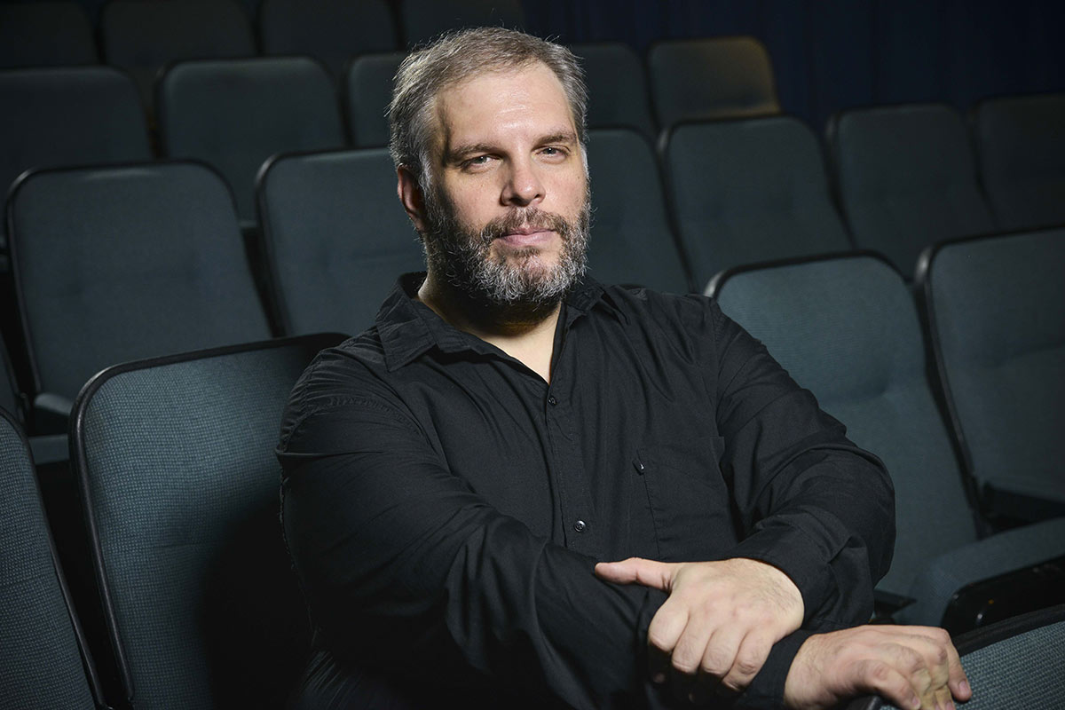 «El buen cine de terror no busca sólo asustar, sino impregnarse en las pesadillas del espectador»