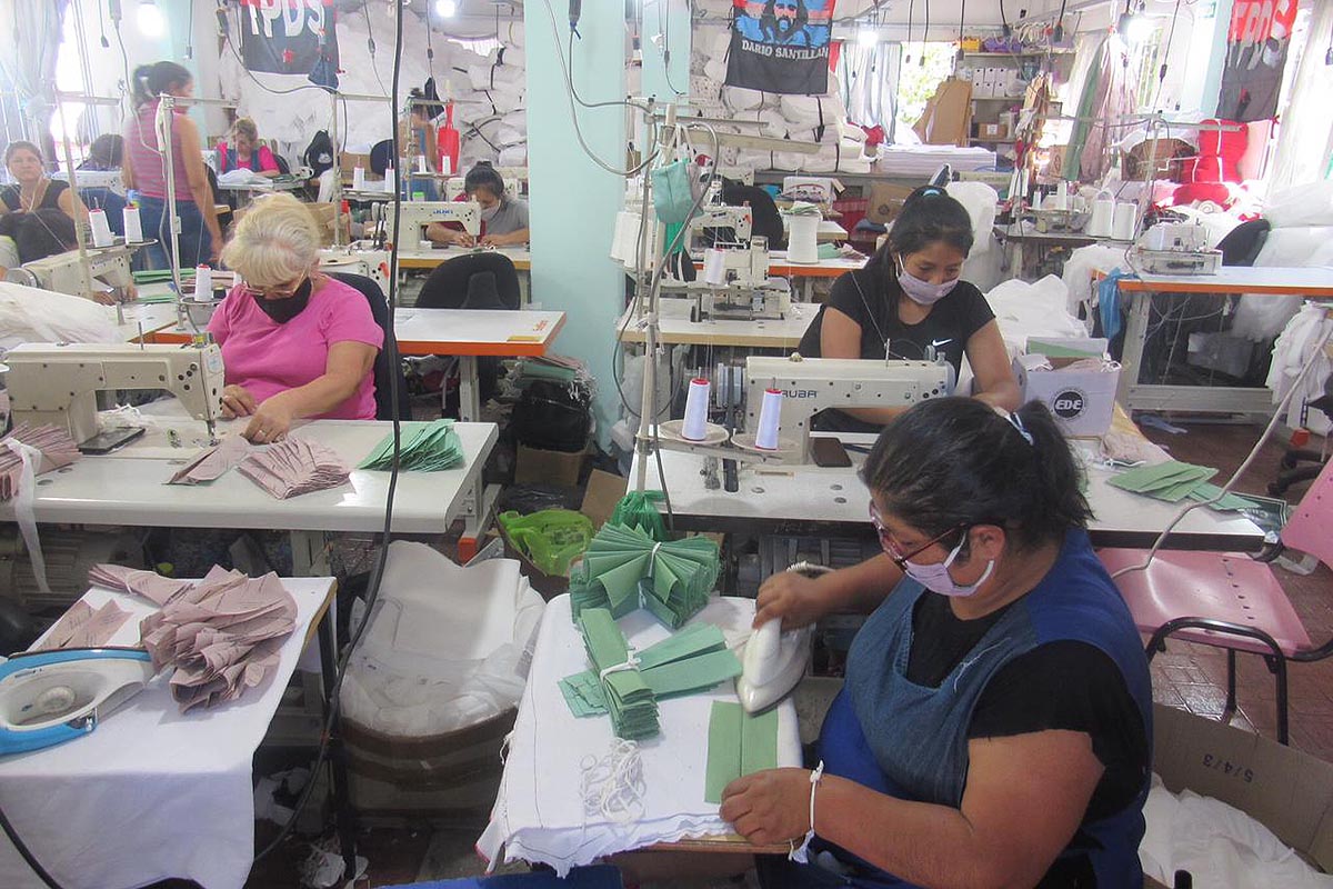 Una cooperativa del Frente Darío Santillán produce superbarbijos a precios populares