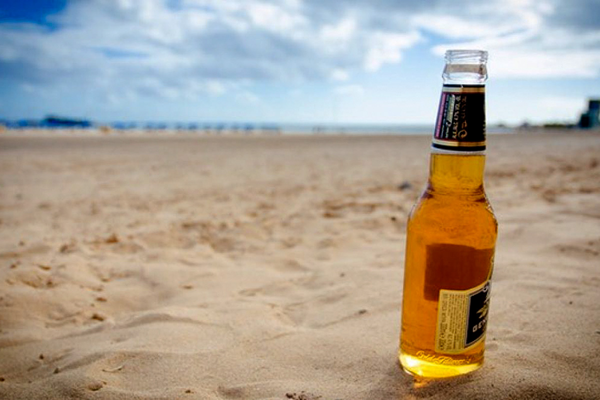 La prohibición de bebidas alcohólicas en Playa Grande no fue bienvenida por los jóvenes