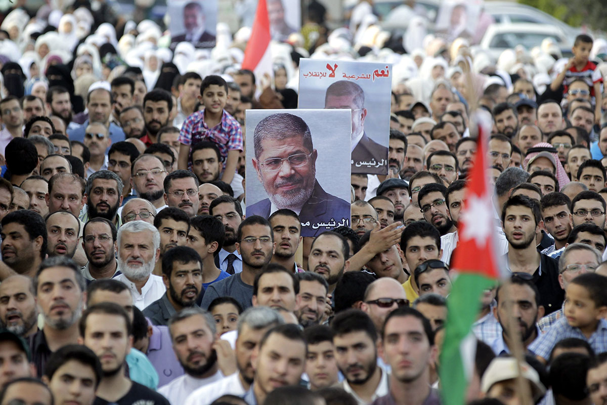 El expresidente egipcio Mohamed Mursi se desplomó durante un juicio y murió poco después