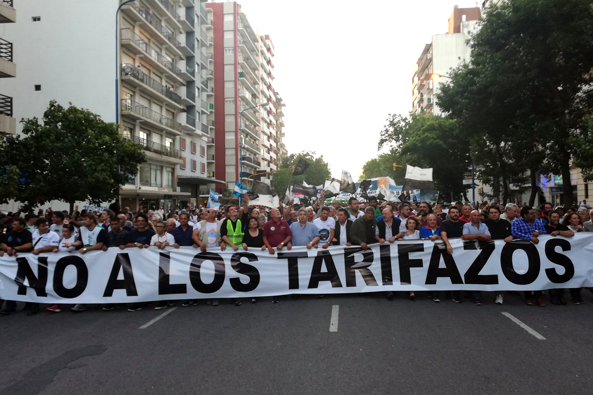 Camioneros y las dos CTA marchan contra los tarifazos en Mar del Plata