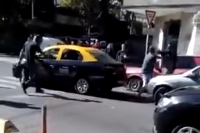 Acusarán de «tentativa de homicidio» al taxista que fue a chocar un conductor tras una discusión