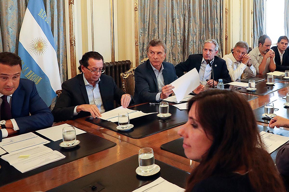 Por la disparada del dólar, Macri retrasó su reunión de gabinete y hablará por la tarde