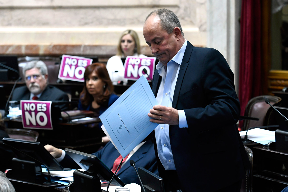 El senador Marino se defendió desde su banca tras ser acusado por abuso