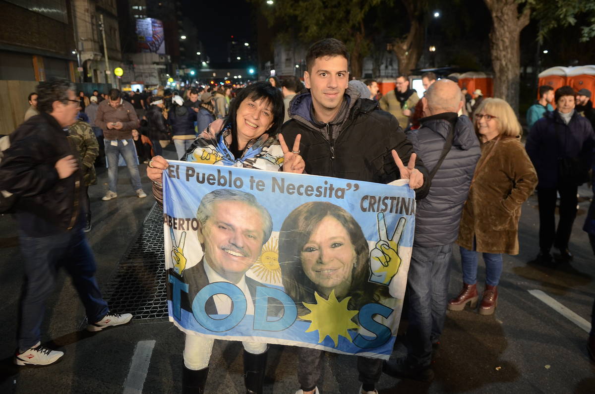 Festejos de la izquierda latinoamericana y Podemos por la victoria de Fernández