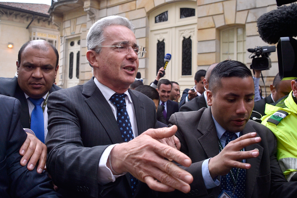 Colombia: Uribe, acusado de los delitos más oscuros, al final, fue preso a lo Capone