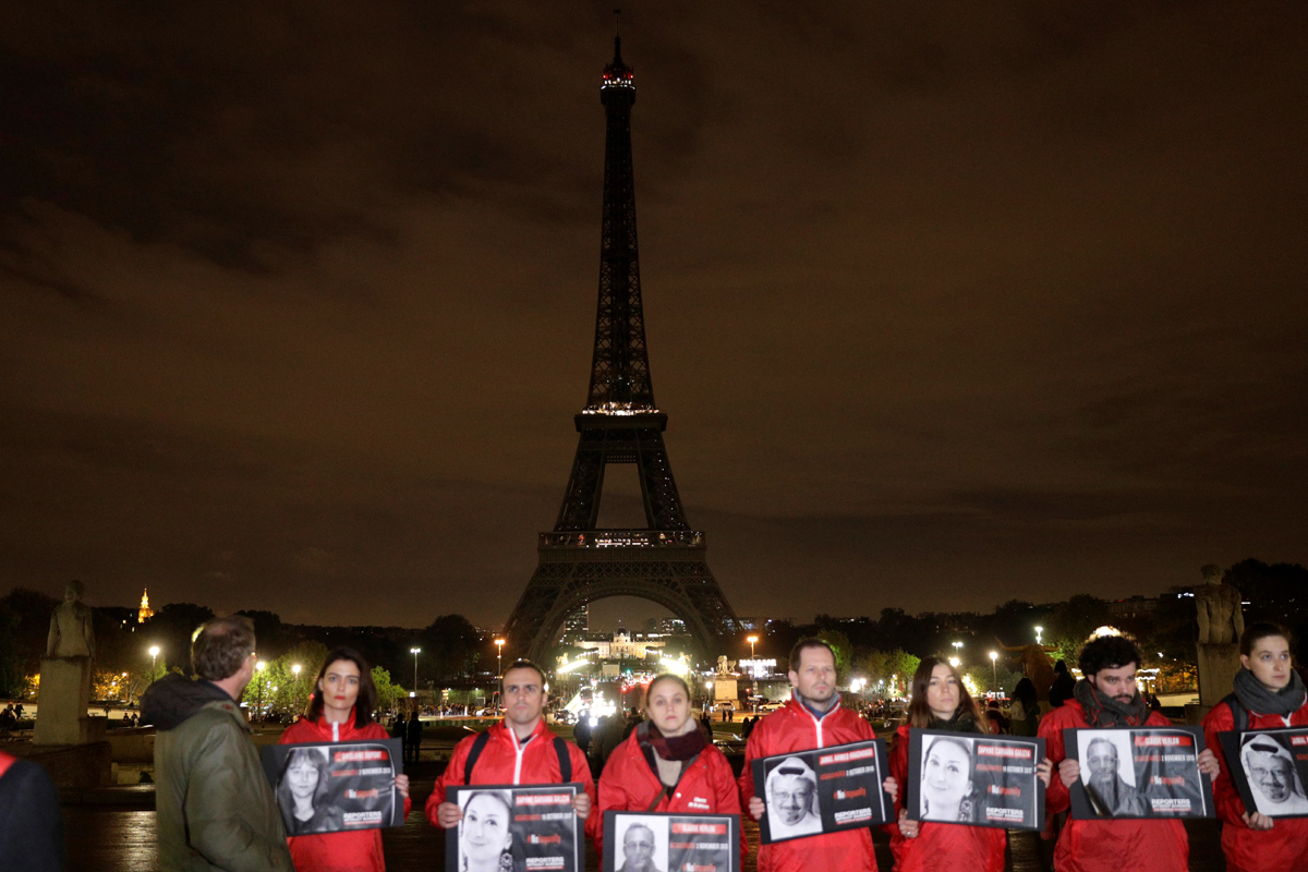 Apagan la Torre Eiffel en homenaje a los 77 periodistas asesinados en 2018