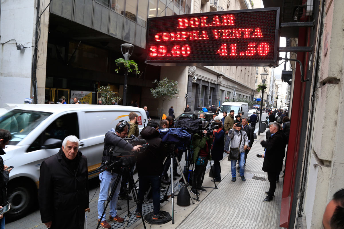 Sigue la corrida: el dólar tuvo una fuerte suba y cerró casi en $40