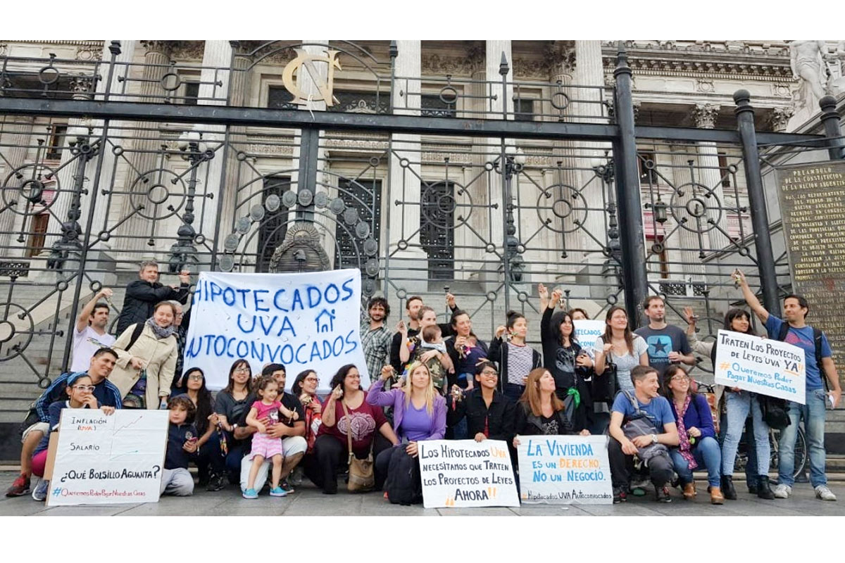 El drama de los argentinos que se endeudan para sobrevivir a la crisis