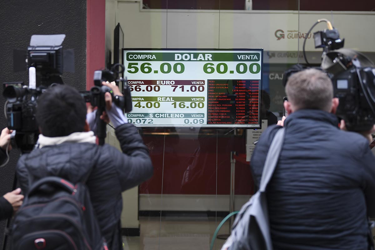 Alerta por el efecto de las PASO en los mercados: el dólar se vendió a más de 60 y cerró a 56