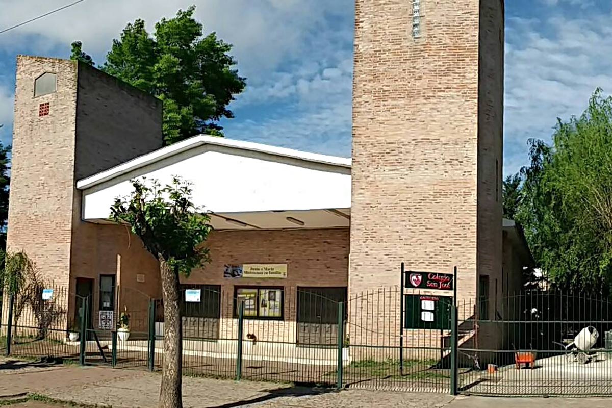 Polémica en un colegio católico que suprime la pollera para evitar «tentaciones»
