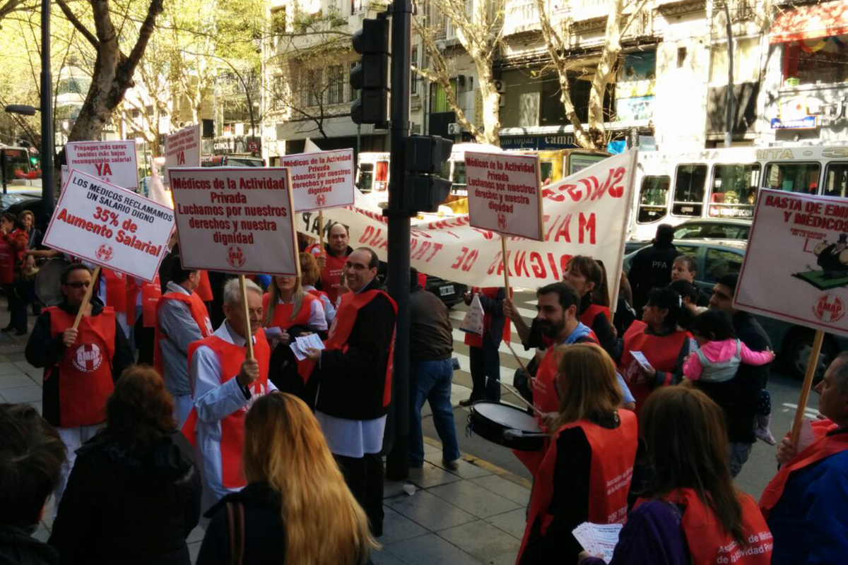 Médicos de la salud privada de la Ciudad planean medidas de fuerza por el atraso salarial