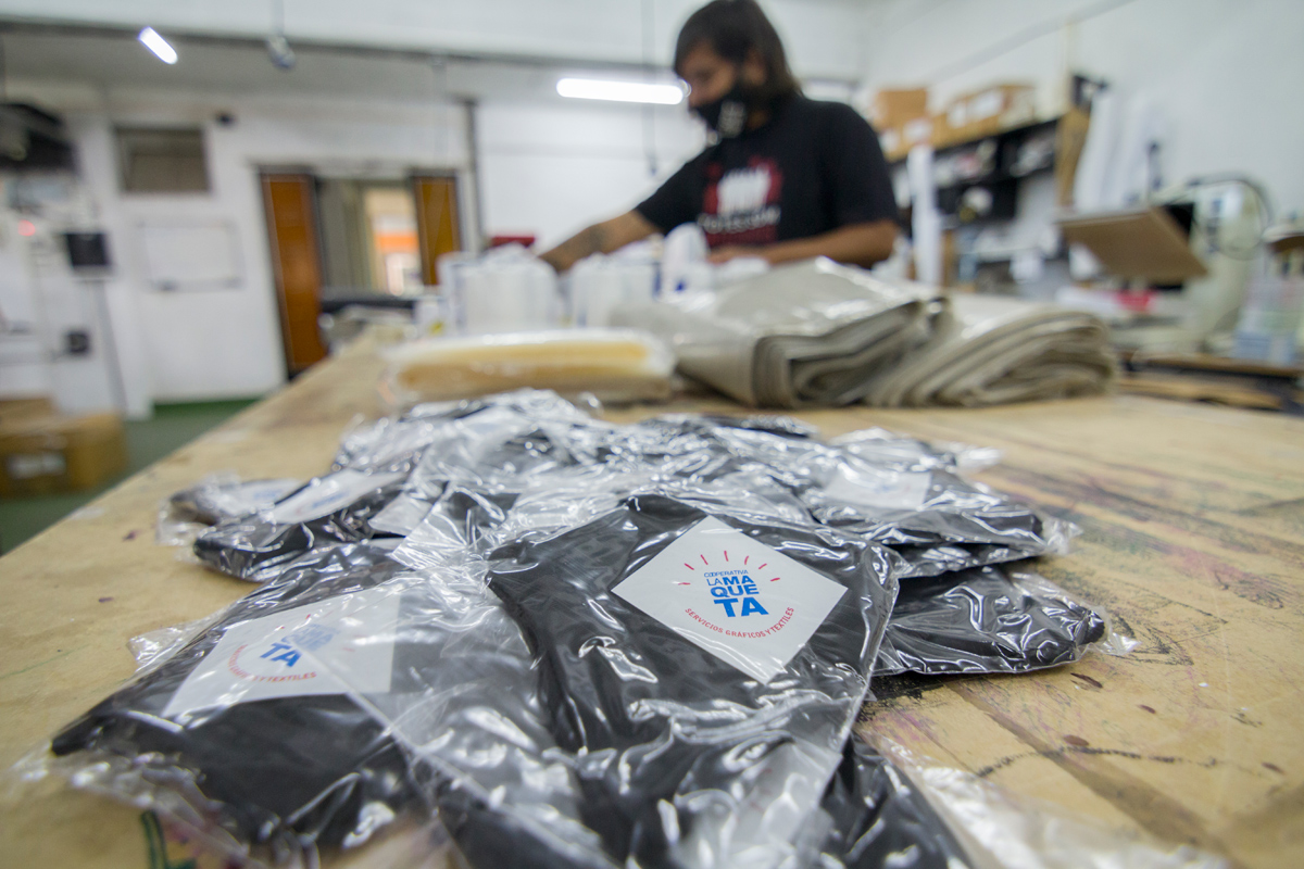 Cooperativas textiles atraviesan la pandemia con la fabricación de 460 mil kits sanitarios