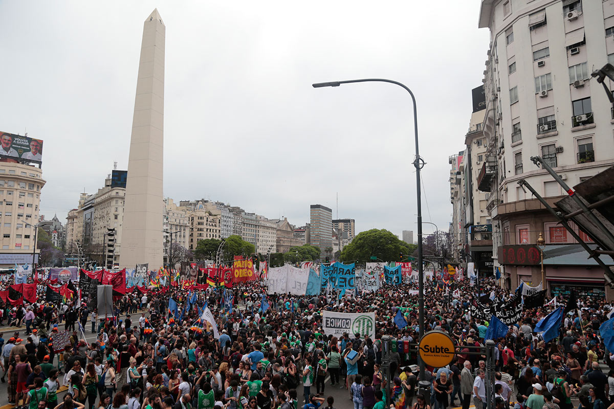 Organizaciones sociales, políticas y sindicatos se movilizan al Obelisco en apoyo a Evo