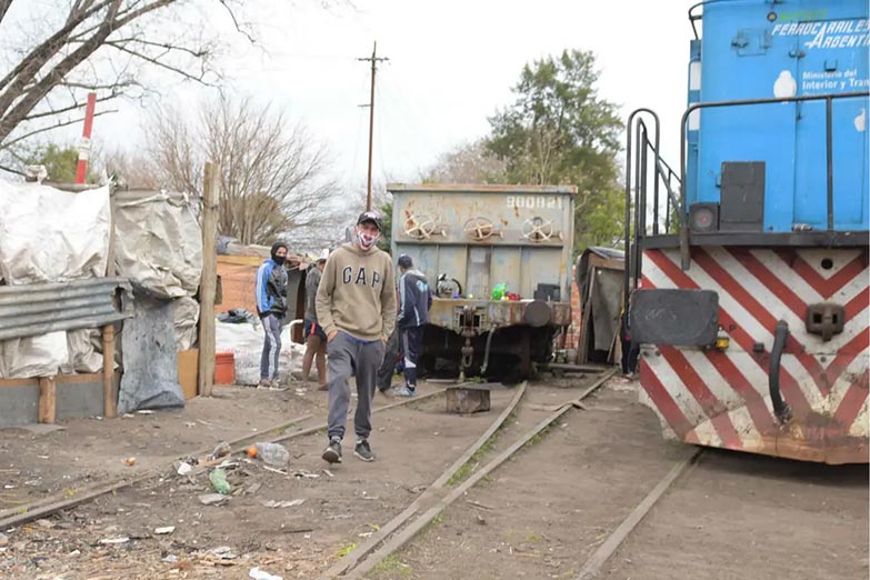 La policía desalojó terrenos ocupados del tren Mitre, que volvió a funcionar con normalidad